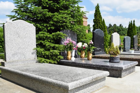 Pompes funèbres pour réalisation de gravures sur monument funéraire à Saint-Amour